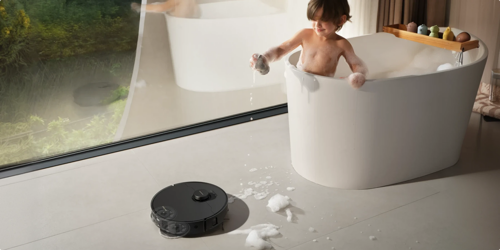 Dreame Matrix10 Pro robotstofzuiger Zwart met sponsdweilpad absorbeert water in de badkamer snel en streeploos.