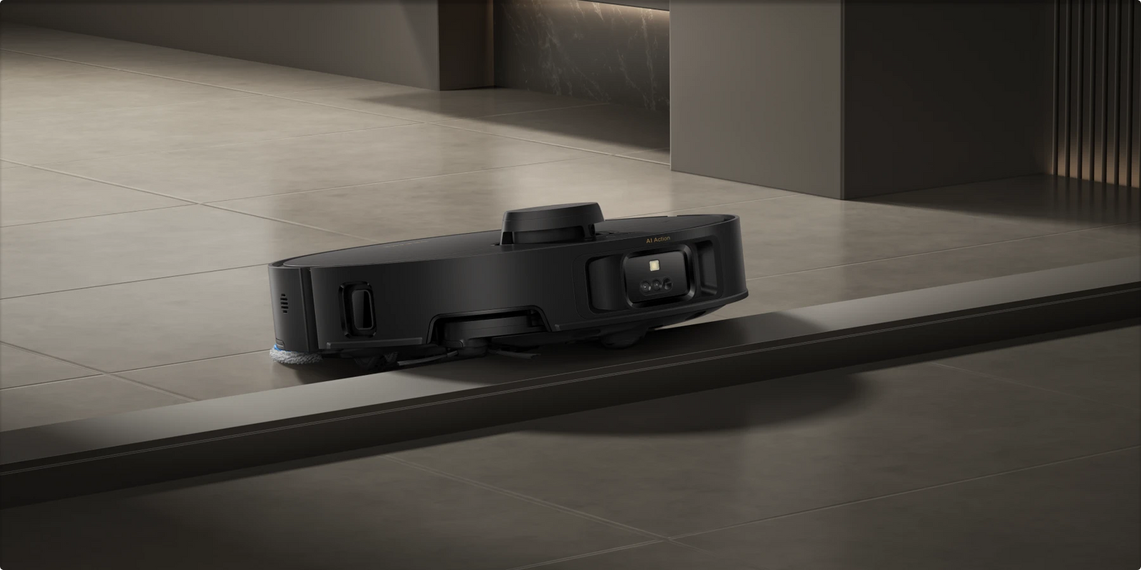 De Dreame Matrix10 Pro robotstofzuiger Zwart passeert balkonrails moeiteloos voor naadloze reiniging tussen binnen en buiten.
