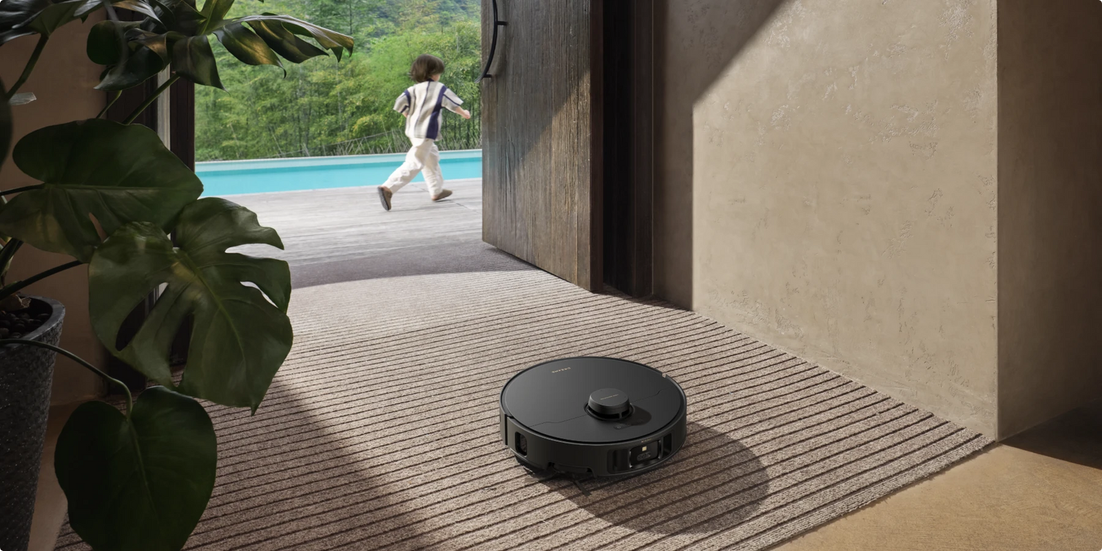 De Dreame Matrix10 Pro robotstofzuiger Zwart passeert tapijten automatisch met opgeheven dweilpads, voorkomt nat worden van tapijten.