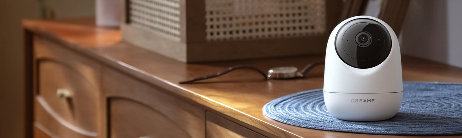 Dreame NAVO Care SE 1 InCam binnencamera op woonkamerplank met 1080P nachtzicht en AI-detectie