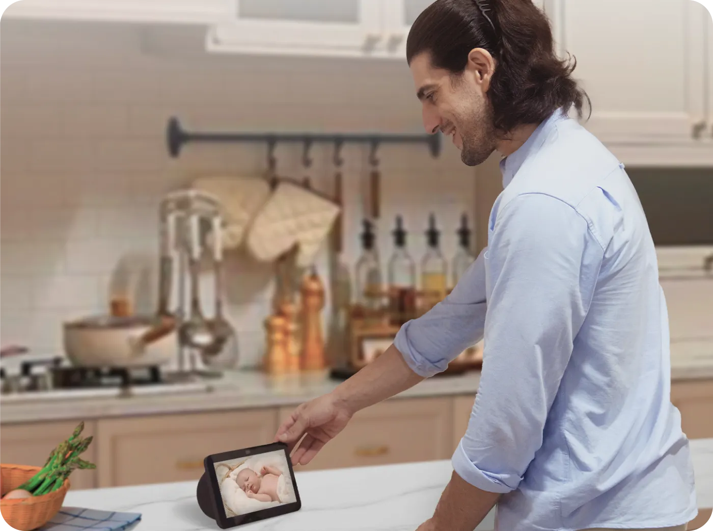 Persoon in keuken gebruikt Alexa-spraakopdracht op Amazon Echo Show om live camerabeeld van Dreame NAVO Care 1 InCam te bekijken