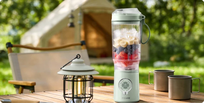 Dreame Power Blender mixt vers fruit in de buitenlucht voor gezonde drankjes tijdens het kamperen