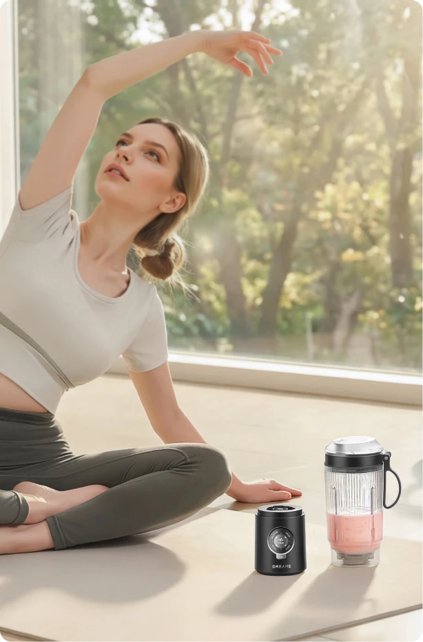 Dreame Portable Blender snoerloos ontwerp op een yogamat tijdens een indoor fitness workout