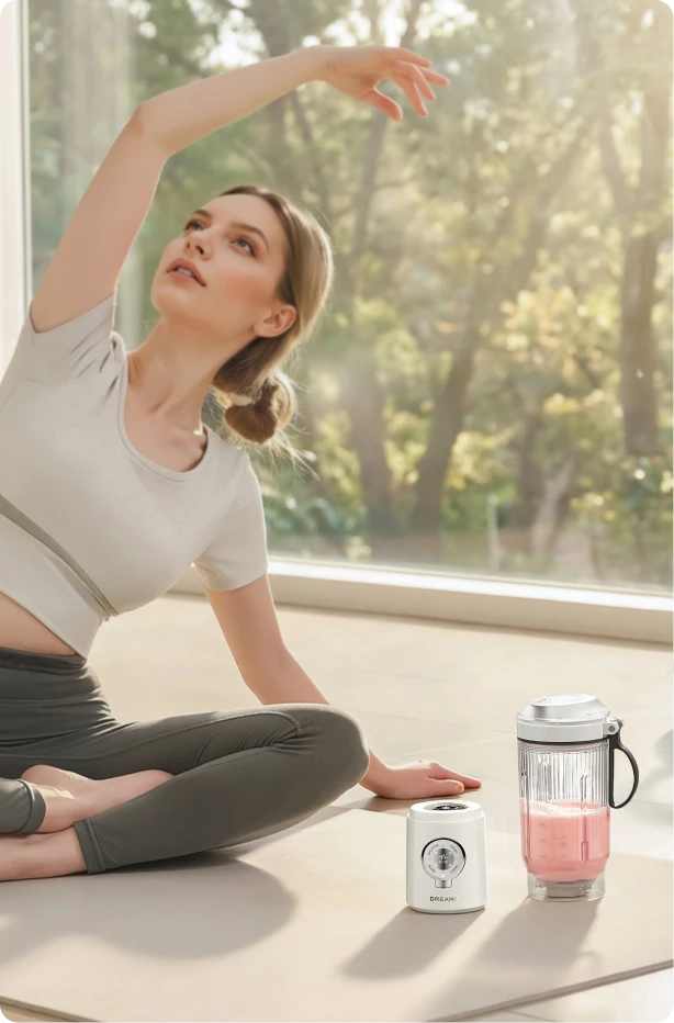 Dreame Portable Blender snoerloos ontwerp op een yogamat tijdens een indoor fitness workout