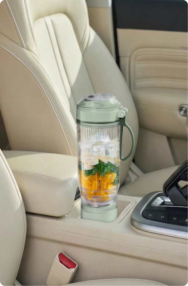 Dreame Portable Blender gevuld met vers fruit en ijs in de bekerhouder van een auto, ideaal voor reizen en onderweg
